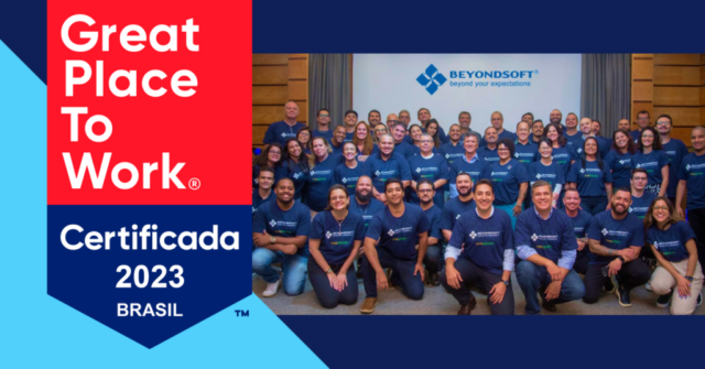 Equipe Beyondsoft Brasil reunida com o selo Great Place to Work 2023 em destaque.
