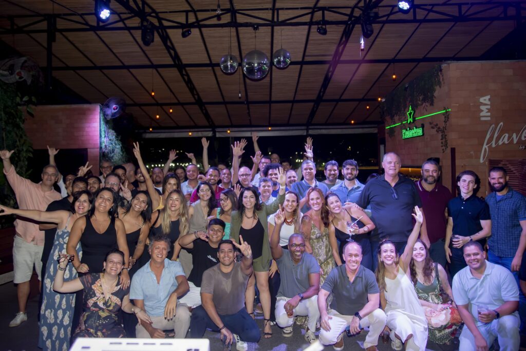 Foto em grupo dos colaboradores da Beyondsoft Brasil, reunidos em abril de 2024.